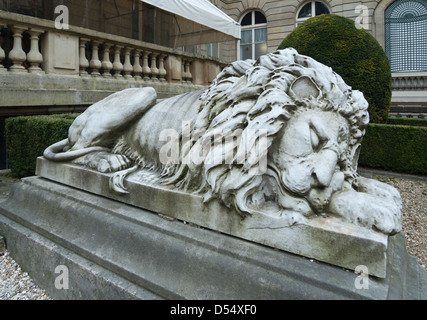 Sleeping Lion statua all'ingresso al Musée Jacquemart-André, Parigi, Francia Foto Stock