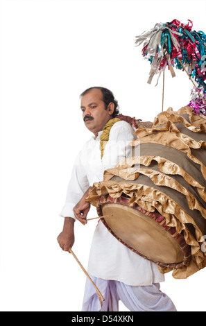 Uomo in Bengali giocando dhol (un grande tamburo utilizzato per riprodurre durante il festival e celebrazione in India) Foto Stock