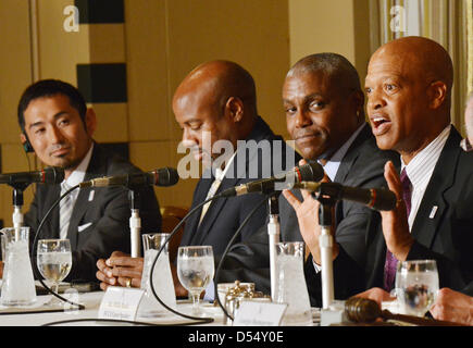 Tokyo, Giappone. Xxv Marzo 2013. Atleta americano Carl Lewis parla nel corso di una conferenza stampa a Tokyo i corrispondenti esteri Club del Giappone il lunedì 25 marzo, 2013. Lewis, ex 100 metri del detentore del record mondiale, insieme con ponticello lungo Mike Powell e triple ponticello Willie banche, è stato in Giappone su una cordiale visita alle zone colpite dal 2011 Grande Terremoto in Giappone per prendere parte a una campagna per incoraggiare i giovani. (Foto di Natsuki Sakai/AFLO/Alamy Live News) Foto Stock