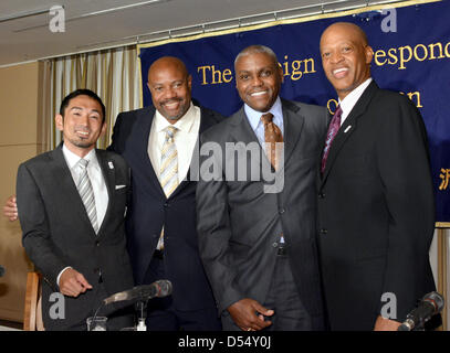 Tokyo, Giappone. Xxv Marzo 2013. Atleta americano Carl Lewis parla nel corso di una conferenza stampa a Tokyo i corrispondenti esteri Club del Giappone il lunedì 25 marzo, 2013. Lewis, ex 100 metri del detentore del record mondiale, insieme con ponticello lungo Mike Powell e triple ponticello Willie banche, è stato in Giappone su una cordiale visita alle zone colpite dal 2011 Grande Terremoto in Giappone per prendere parte a una campagna per incoraggiare i giovani. (Foto di Natsuki Sakai/AFLO/Alamy Live News) Foto Stock