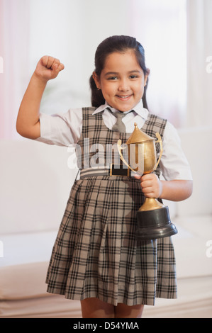 Ritratto di una ragazza con un trofeo e sorridente Foto Stock