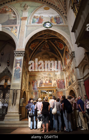 Ai turisti di ammirare la Cappella Sassetti nella Chiesa di Santa Trinita in Firenze. Foto Stock