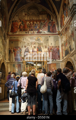 Ai turisti di ammirare la Cappella Sassetti nella Chiesa di Santa Trinita in Firenze. Foto Stock