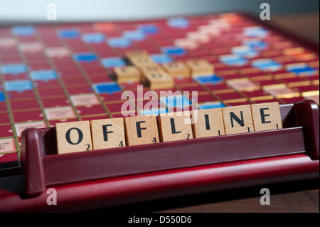 Amburgo, Germania, Scrabble lettere formano la parola IN MODALITÀ NON IN LINEA Foto Stock