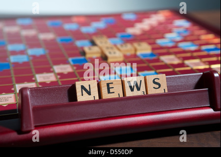 Amburgo, Germania, Scrabble lettere formano la parola NEWS Foto Stock