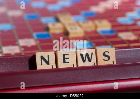 Amburgo, Germania, Scrabble lettere formano la parola NEWS Foto Stock