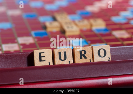 Amburgo, Germania, Scrabble lettere formano la parola EURO Foto Stock