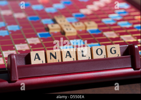 Amburgo, Germania, Scrabble lettere formano la parola ANALOG Foto Stock