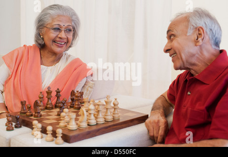 Coppia senior giocando a scacchi Foto Stock