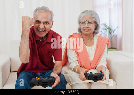 Coppia senior la riproduzione di video gioco Foto Stock