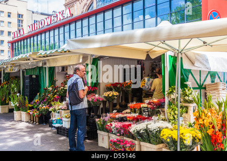 Bancarelle di fiori al di fuori Hala mercato Mirowska a Varsavia in Polonia. Foto Stock