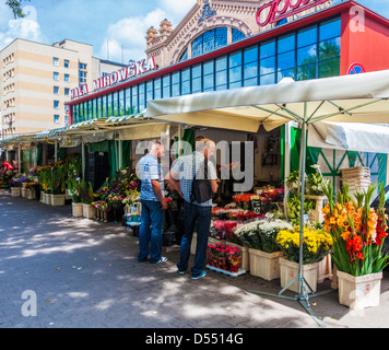 Bancarelle di fiori al di fuori Hala mercato Mirowska a Varsavia in Polonia. Foto Stock