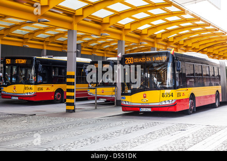 Gli autobus in attesa presso la stazione centrale di Warszawa Centralna, a Varsavia in Polonia. Foto Stock