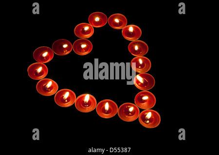 Red tealight candele disposte a forma di cuore Buona amore o il giorno di San Valentino romantico simbolo Foto Stock