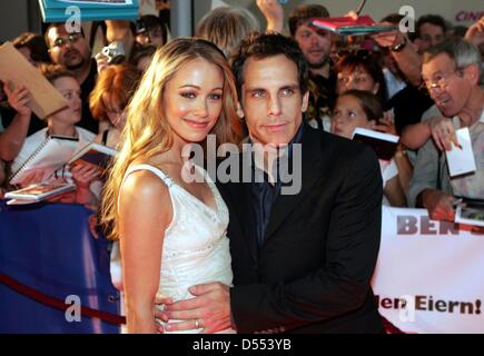 Ben Stiller (r) e Christine Taylor (l) alla speciale proiezione del film 'Dodgeball: un vero perdente Story" di Berlino. Foto Stock