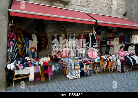Le bancarelle del mercato sono allestite ogni giorno sotto gli archi delle antiche mura fortificate della città di Muurivahe, Tallinn, Estonia, Stati baltici. Foto Stock