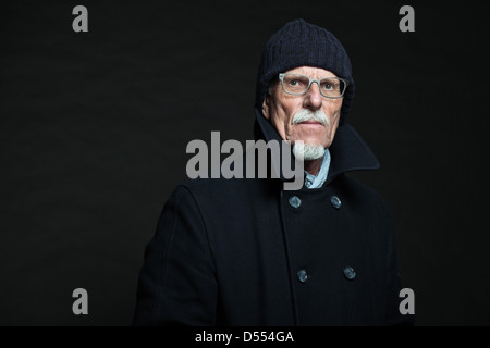 Buona ricerca senior uomo moda d'inverno. Studio shot. Foto Stock