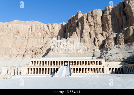 Tebe. L'Egitto. Il tempio mortuario di Hatshepsut a Deir al-Bahri fu costruito per la Regina Hatshepsut che hanno governato l'antico Egitto. Foto Stock