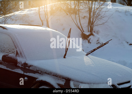 Tergicristalli sulla neve-auto coperto Foto Stock