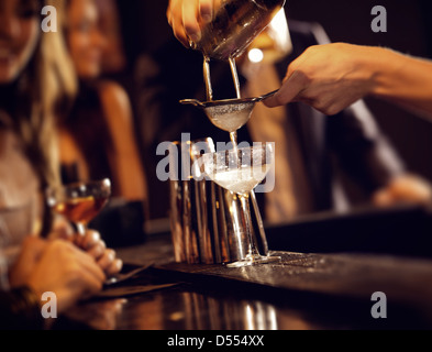 Barman versando il vino da shaker e servire Foto Stock