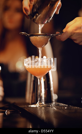 Il barista che lavora in una discoteca versando il vino Foto Stock