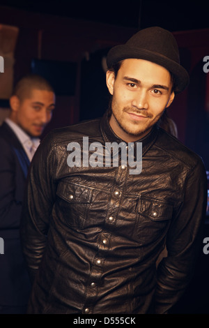 Ragazzo sorridente in nero al bar Foto Stock