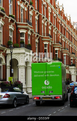 Una consegna Ocado van al di fuori di un blocco di appartamenti a Victoria, nel centro di Londra. Foto Stock