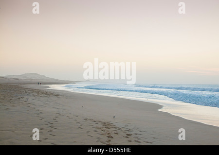 Lavaggio onde sulla spiaggia Foto Stock