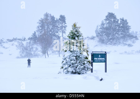 Fotografo in una bufera di neve a Gleneagles Golf e complesso di hotel Foto Stock