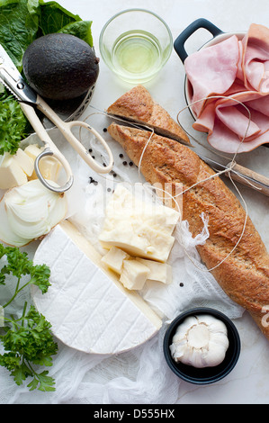 Pane, carne, formaggi ed olio Foto Stock