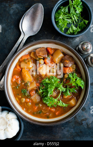 Ciotola di stufato con erbe aromatiche Foto Stock