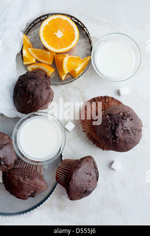 Muffin al cioccolato con latte e arancione Foto Stock