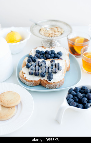 Toast con mirtilli, dadi e tè Foto Stock