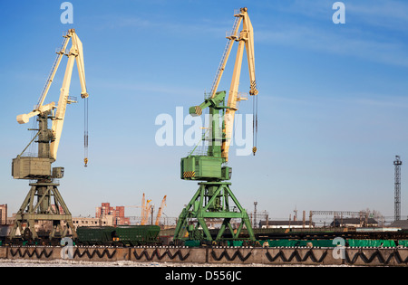 Due gru portuali con treno merci. Porto di San Pietroburgo, Russia Foto Stock