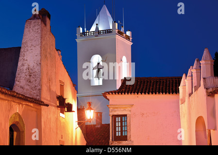 Portogallo Alentejo: il campanile e gli edifici medievali nella Rua Direita del villaggio storico Monsaraz di notte Foto Stock