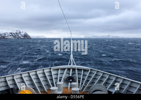 A bordo di hurtigruten nave passeggeri vela attraverso fiordi durante l'inverno la Norvegia europa Foto Stock