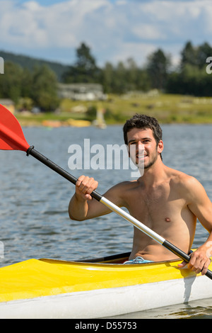 Giovane sportivo muscolare kayak al sole Foto Stock