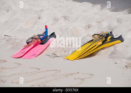 Equipaggiamento per lo snorkeling sulla spiaggia di Chaaya Reef Ellaidhoo, Maldive Foto Stock