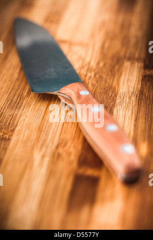 Chiusura del coltello sulla tavola di legno Foto Stock