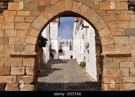 Portogallo Alentejo: gateway medievale Porta de Alcoba nel villaggio storico Monsaraz Foto Stock