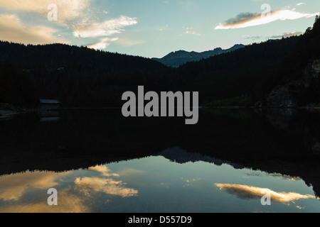 Sky riflessa nella ancora lago rurale Foto Stock