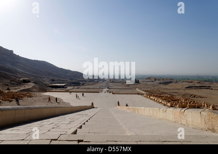 Tebe. L'Egitto. Vista della pianura desertica dal tempio mortuario di Hatshepsut a Deir al-Bahri. Foto Stock