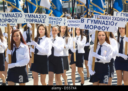 Nicosia, Cipro. 25 marzo, 2013. Gli studenti delle scuole superiori marcia attraverso la città di Nicosia come greci ciprioti celebrare la Rivoluzione greca 1821 e Giorno di indipendenza della Grecia per le strade di Nicosia, dopo che il Presidente Anastasiades concordato di bailout piani con funzionari UE. Foto Stock