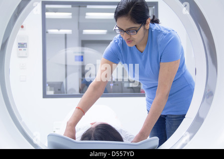 Il tecnico con il paziente in CT scanner Foto Stock