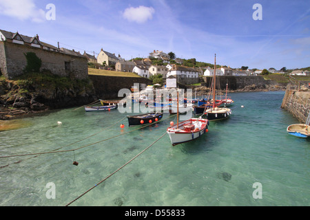 Coverack Cornwall Inghilterra Regno Unito con mare blu chiaro Foto Stock