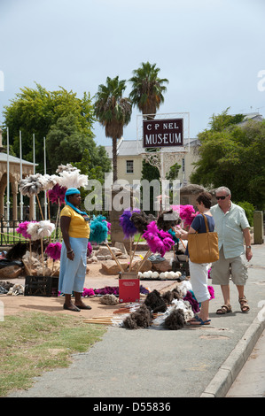 Piume di struzzo venditore al di fuori della C P nel Museo di Oudtshoorn Sud Africa Foto Stock