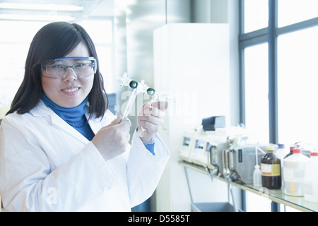 Scienziato che lavora in laboratorio Foto Stock