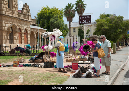 Piume di struzzo venditore al di fuori della C P nel Museo di Oudtshoorn Sud Africa Foto Stock