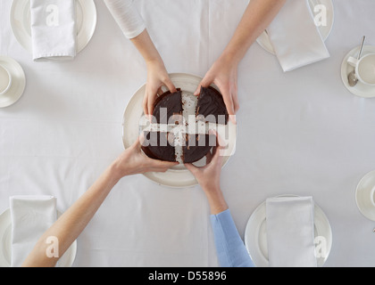 Vista aerea di persone che condividono il dessert Foto Stock