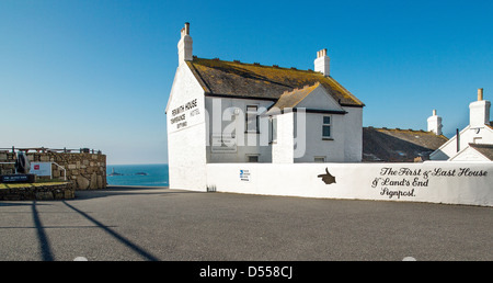 La prima e ultima casa in Inghilterra situato a Lands End, Cornwall. Foto Stock